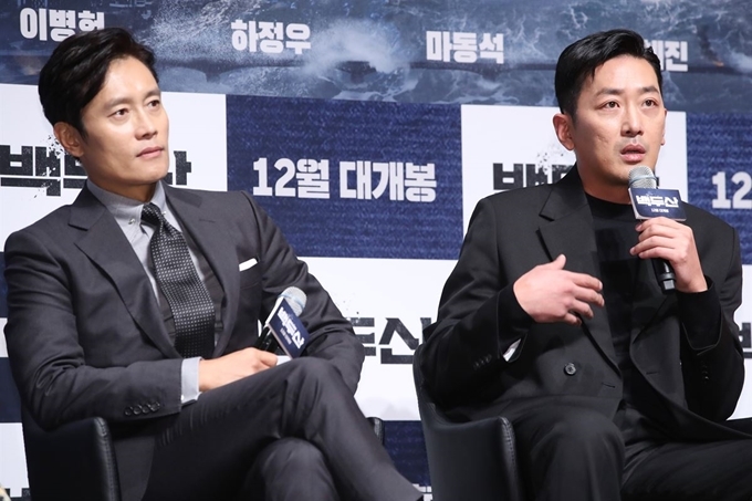 Actors Lee Byung-hun (left) and Ha Jung-woo attend a press conference for the film “Ashfall” in Seoul on Nov. 19, 2019. Lee and Ha have been cast for upcoming films “Emergency Declaration” and “Kidnapped,” respectively. (Yonhap)