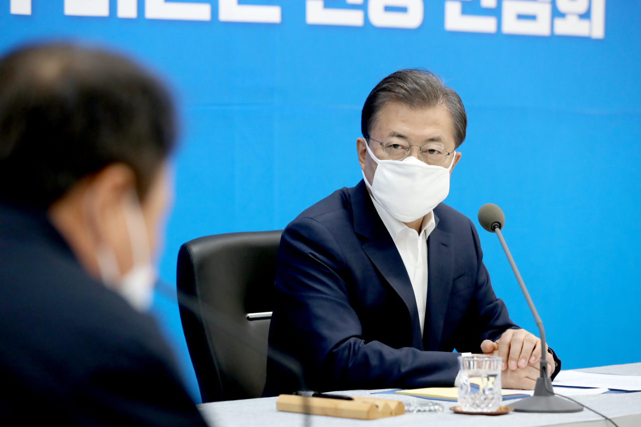 문재인 대통령이 1일 오전 경북 구미시 코오롱인더스트리 구미사업장에서 열린 구미산단 기업대표 간담회에 참석, 서임교 구미산단 경영자협의회 회장 발언을 듣고 있다. 연합뉴스