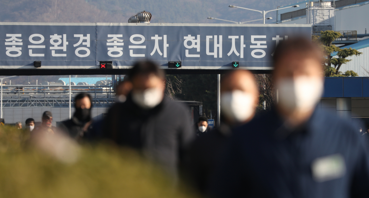 울산시 북구 현대차 명촌정문에서 근무자들이 마스크를 쓴 채 퇴근하고 있다. [연합]