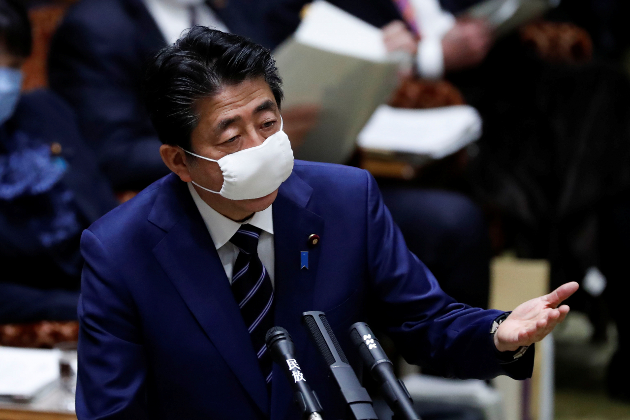 아베 신조(安倍晋三) 일본 총리가 1일 참의원(參議院·상원) 결산위원회에 출석한 자리에서 안면 마스크를 쓴 채 연설하고 있다. [로이터]