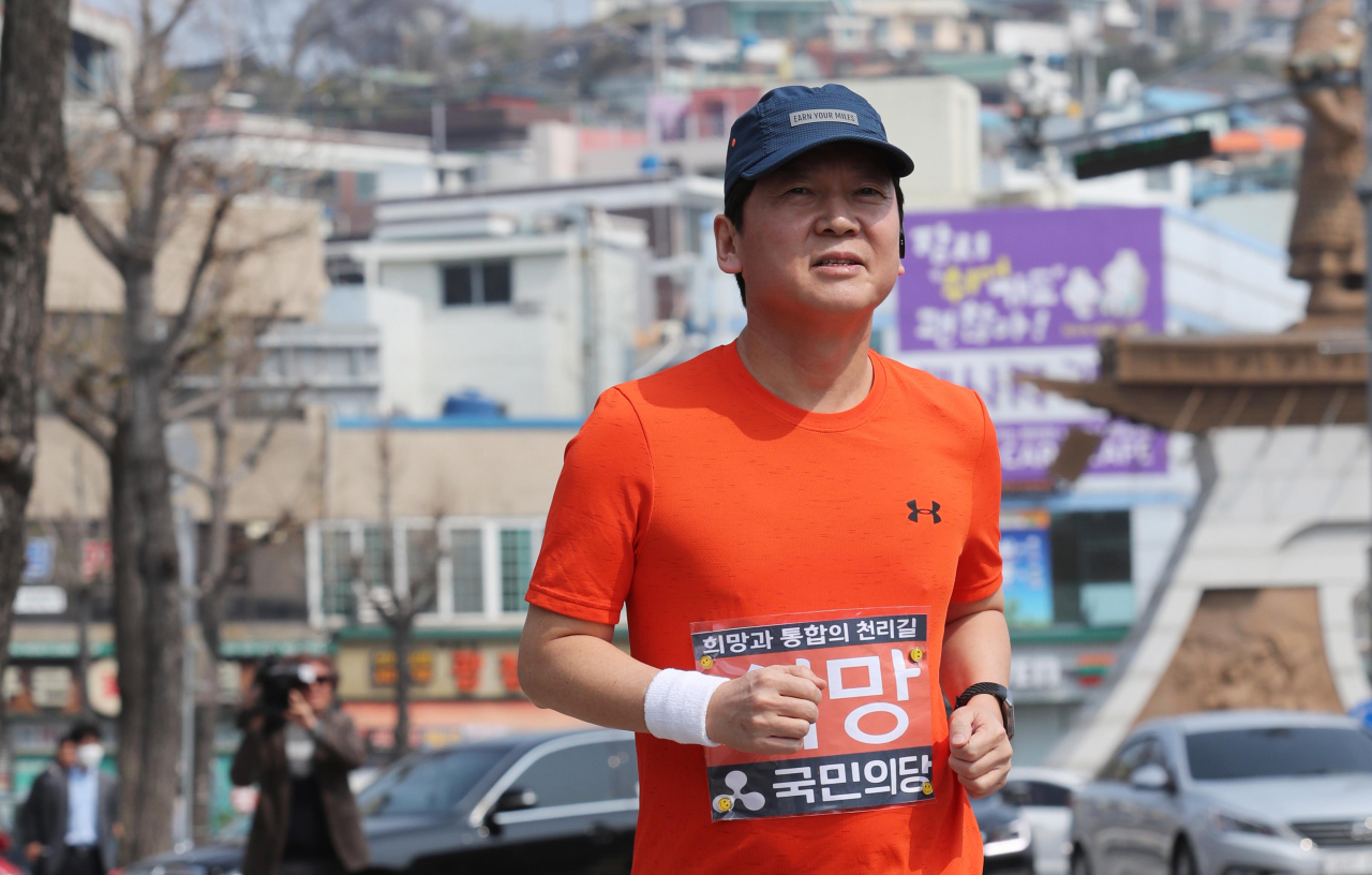 안철수 국민의당 대표가 1일 오후 전남 여수시 이순신광장에서 국토 400km 종주를 시작하며 힘차게 달리고 있다. 안 대표는 이날부터 매일 '국난극복', '스마트팜과 스타트업을 통한 기술과 혁신', '지역감정 해소와 통합', '정부 개혁과 약속의 정치' 등의 주제로 여수에서 수도권까지 하루 평균 30㎞가량 이동한다. [연합]