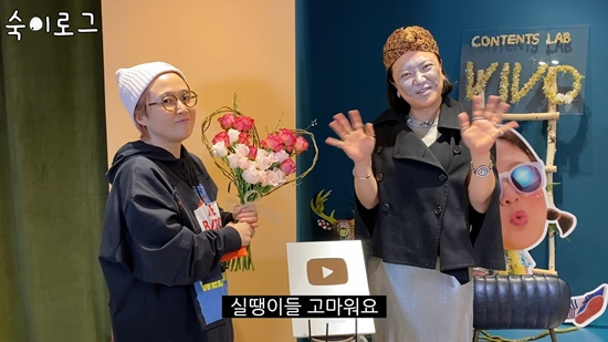 화훼농가돕기 부케챌린지 캠페인에 동참하고 있는 개그우먼 송은이, 김숙.