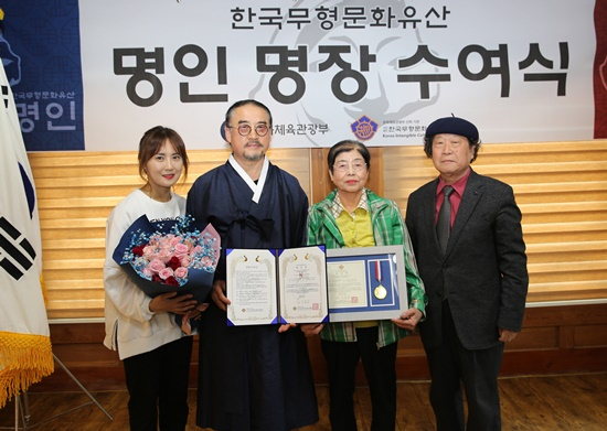 전통식품 명인에 선정된 김지순,김영수 대표와 가족 등이 기념촬영하고 있다. [나주시 제공]