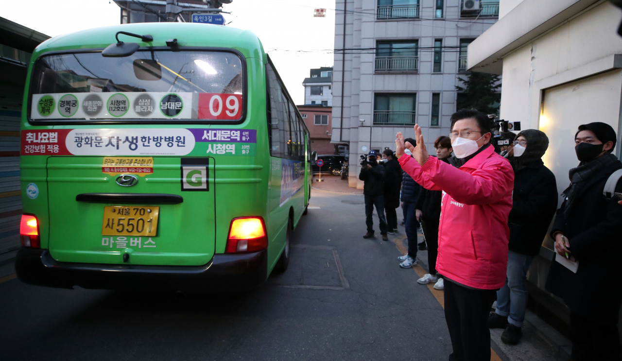 제21대 국회의원 선거운동이 시작된 2일 오전 서울 종로구에 출마하는 황교안 미래통합당 후보가 종로구 옥인동에서 출근길 시민들에게 인사하고 있다. [연합]