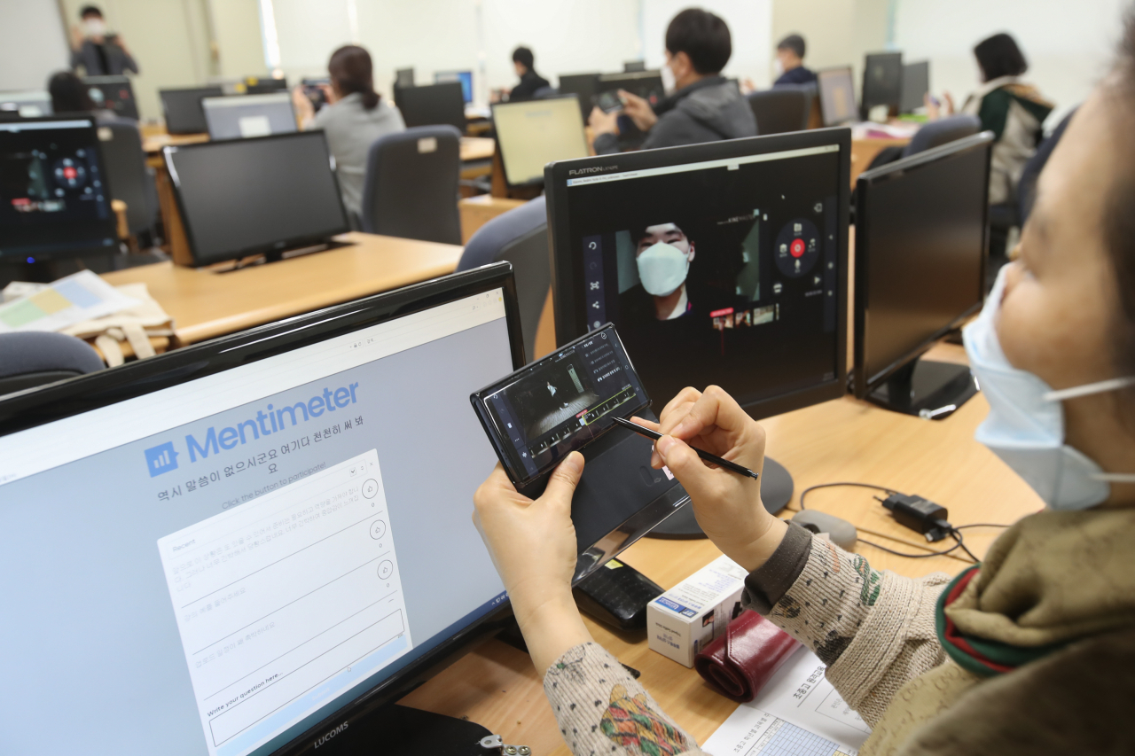 31일 오전 대전시 유성구 대전교육정보원에서 원격수업에 대비해 시내 초중고교사들이 온라인 강의 실습을 하고 있다. [연합]