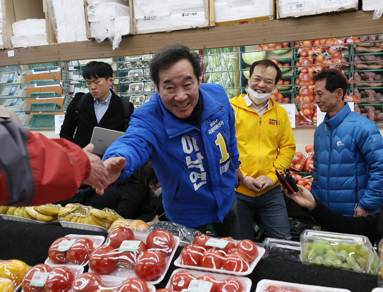 제21대 총선 선거운동이 공식적으로 시작한 2일 오전 서울 종로구 우리마트에서 종로구에 출마한 이낙연 더불어민주당 후보가 선거운동을 하고 있다. [연합]