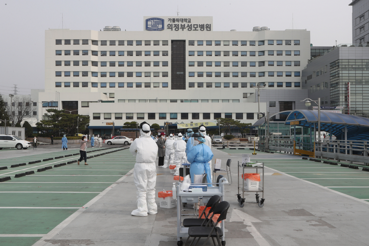1일 신종 코로나바이러스 감염증(코로나19) 집단 감염 발생으로 폐쇄가 결정된 경기도 의정부시 가톨릭대 의정부성모병원에서 병원 관계자들이 코로나19 검진을 받고 있다. 연합뉴스