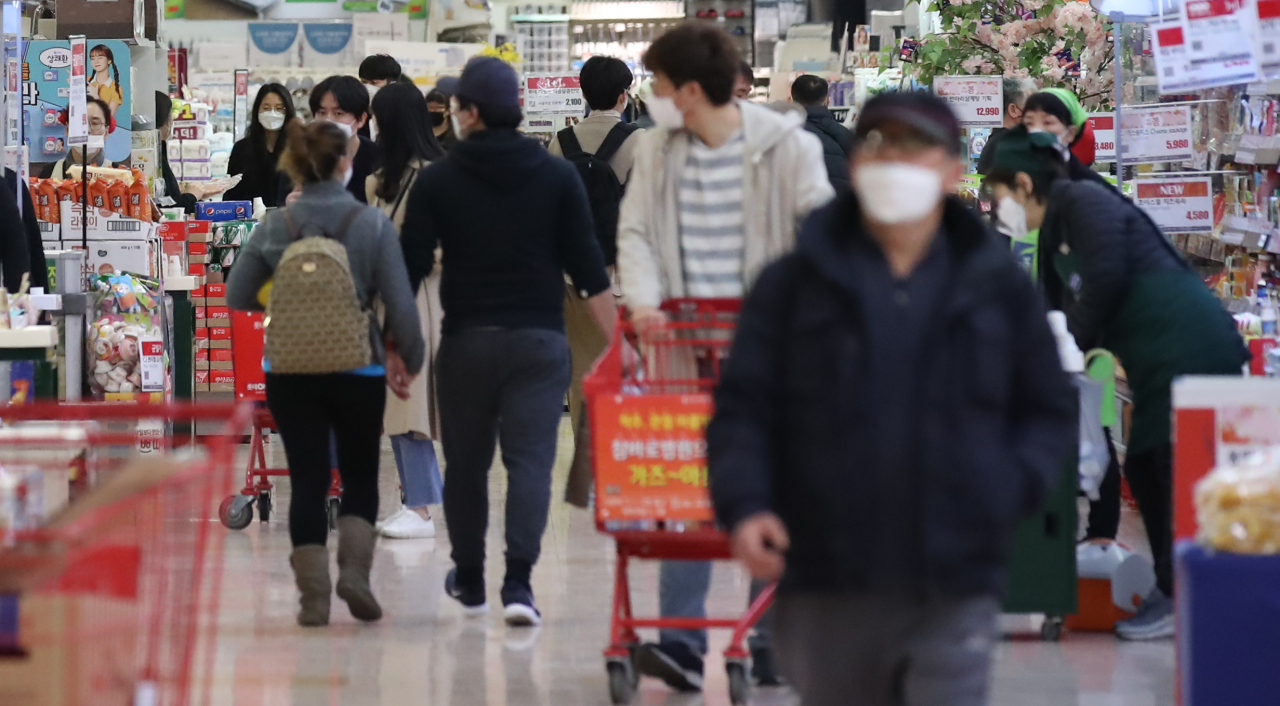 서울 지역 대부분의 대형마트가 문을 닫는 의무휴업일을 하루 앞두고 지난달 21일 오후. 서울 시내의 한 대형마트를 찾은 시민들이 식료품과 생필품을 구매하고 있다. [연합]