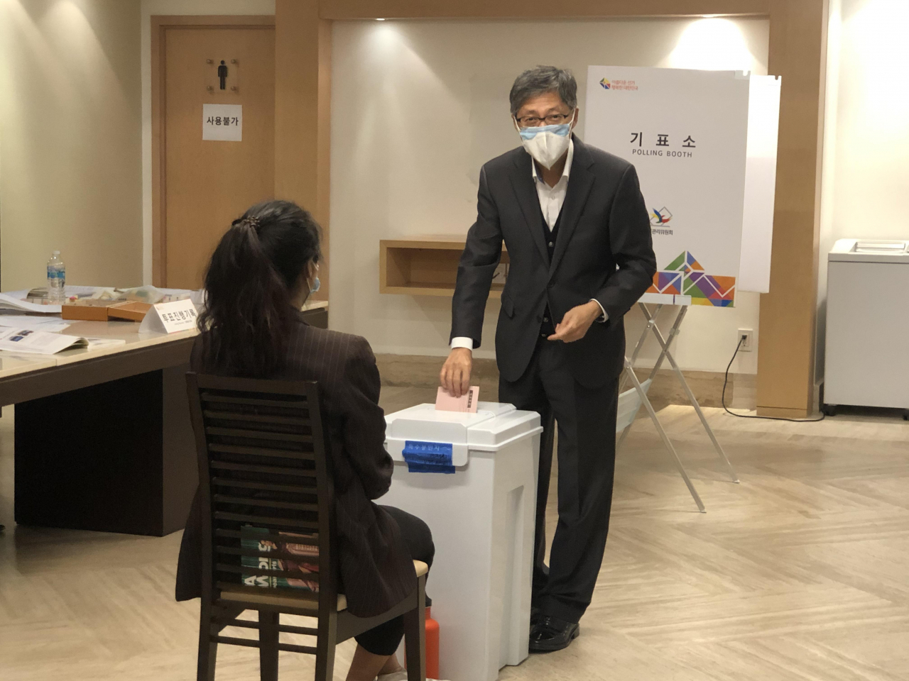 김상일 주멕시코 대사가 1일(현지시간) 멕시코시티의 주멕시코 한국대사관에 마련된 재외투표소에서 투표하고 있다. [연합]