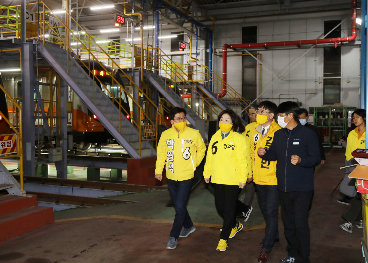 심상정 정의당 상임선대위원장과 김종민 공동선대위원장, 박원석 정책본부장, 이은주 비례대표 후보 등이 2일 경기도 고양 지축차량기지를 방문, 지하철 기지 내부를 둘러보고 있다. [연합]