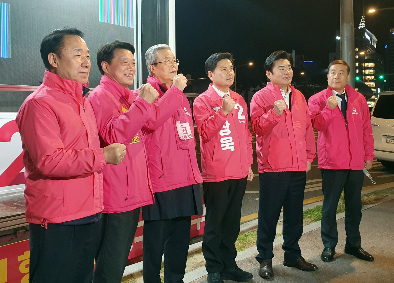 제21대 국회의원 선거운동이 시작된 2일 자정께 서울 중구 장충단로 두산타워빌딩 앞 거리에서 김종인 미래통합당 총괄선거대책위원장과 당 점퍼를 뒤집어 입은 원유철 미래한국당 대표 등이 민생현장 점검 출발에 앞서 파이팅하고 있다. [연합]