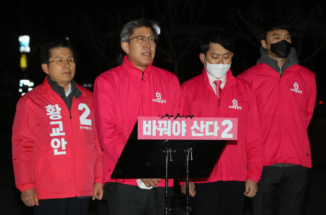 제21대 국회의원 선거운동 시작을 앞두고 1일 밤 서울 광화문광장 이순신장군 동상 앞에서 열린 미래통합당 '나라살리기·경제살리기' 출정선언 기자회견에서 박형준 공동선대위원장(왼쪽 두번째)이 발언하고 있다. [연합]
