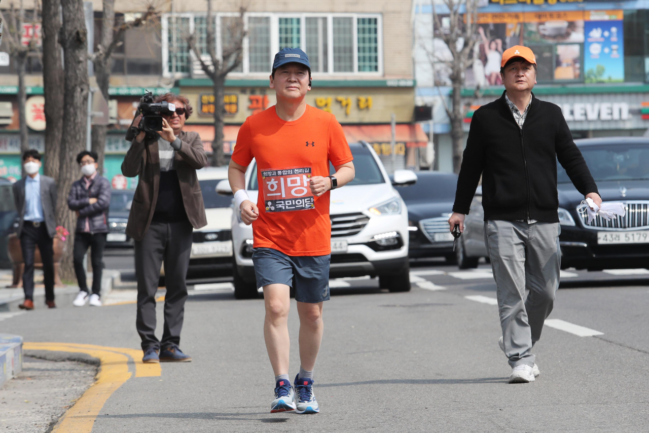 안철수 국민의당 대표가 1일 오후 전남 여수시 이순신광장에서 국토 400km 종주를 시작하며 힘차게 달리고 있다. [연합]
