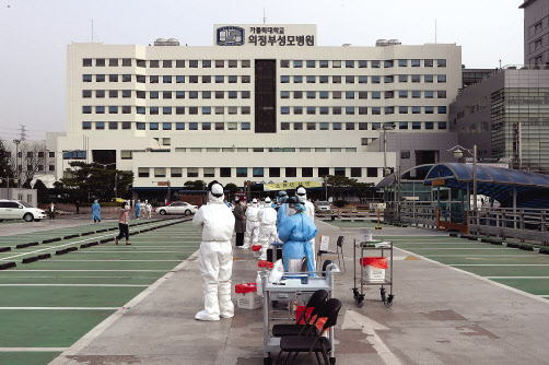 1일 신종 코로나바이러스 감염증(코로나19) 집단 감염 발생으로 폐쇄가 결정된 의정부시 가톨릭대 의정부성모병원에서 병원 관계자들이 코로나19 검진을 받고 있다. [연합]