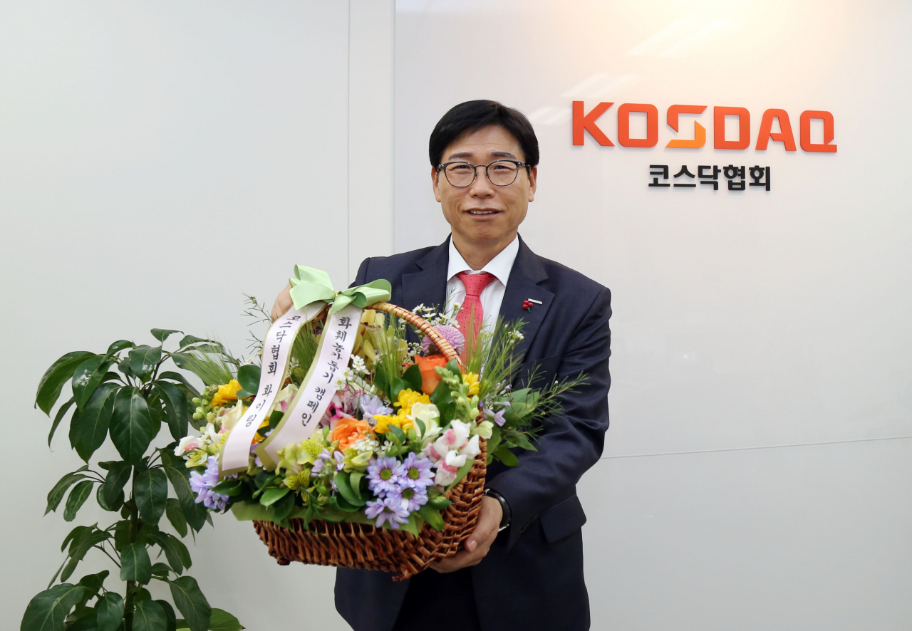 화훼농가돕기 릴레이 캠페인에 참여한 정재송 코스닥협회장. [사진=코스닥협회]