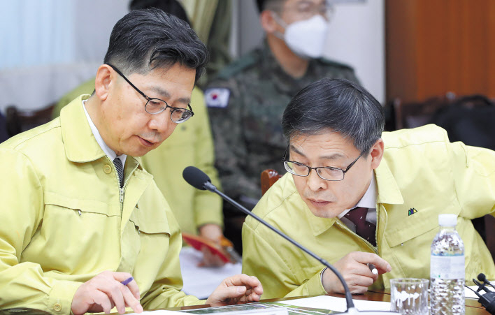 김현수 농림축산식품부 장관(왼쪽)이 지난 2월 강원도청에서 열린 ASF 방역 현장 점검회의에서 박병홍(오른쪽) 농식품부 식품산업정책실장과 자료를 점검하고 있다. ［헤럴드DB］