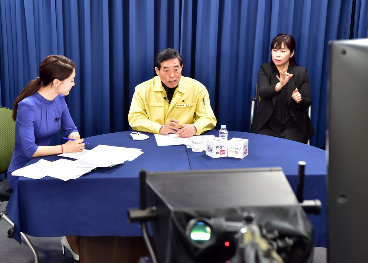 윤화섭 안산시장이 온라인 기자회견에서 코로나19 극복을 위한 안산형 민생경제 활성화 종합지원 계획을 발표하고 있다. [안산시 제공]
