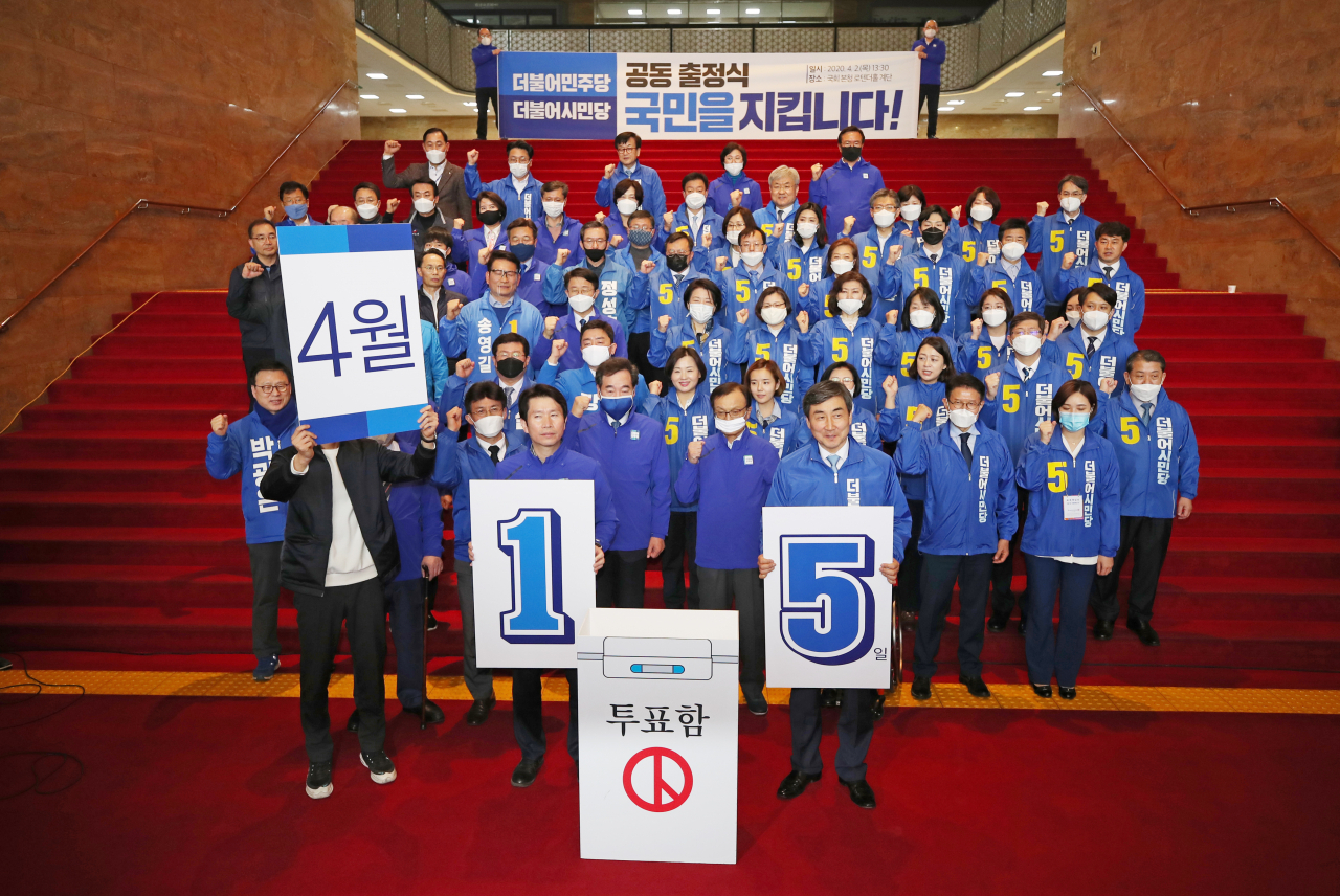2일 오후 국회 본관 로텐더홀에서 열린 더불어민주당-더불어시민당 제21대 국회의원선거 중앙선대위 합동 출정식에서 이해찬·이낙연 더불어민주당 상임공동선대위원장과 최배근·우희종 더불어시민당 상임공동선대위원장이 기념촬영을 하고 있다. [연합]