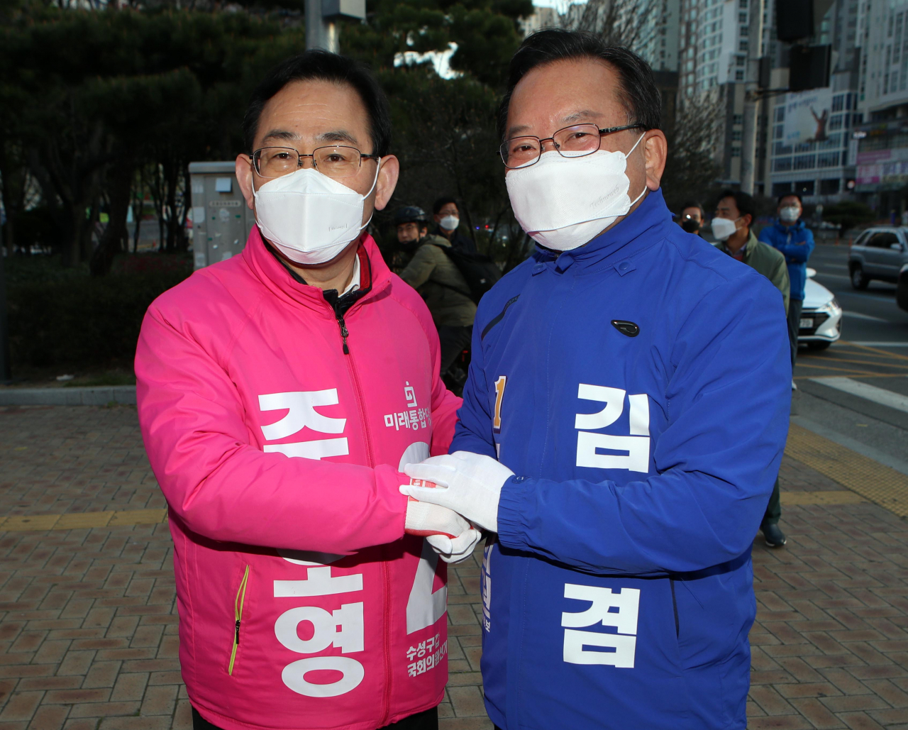 총선 유세 시작 첫날인 2일 오전 대구시 수성구 범어네거리에서 수성갑에 출마한 더불어민주당 김부겸(오른쪽) 후보와 미래통합당 주호영 후보가 선전을 다짐하며 악수하고 있다. [연합]