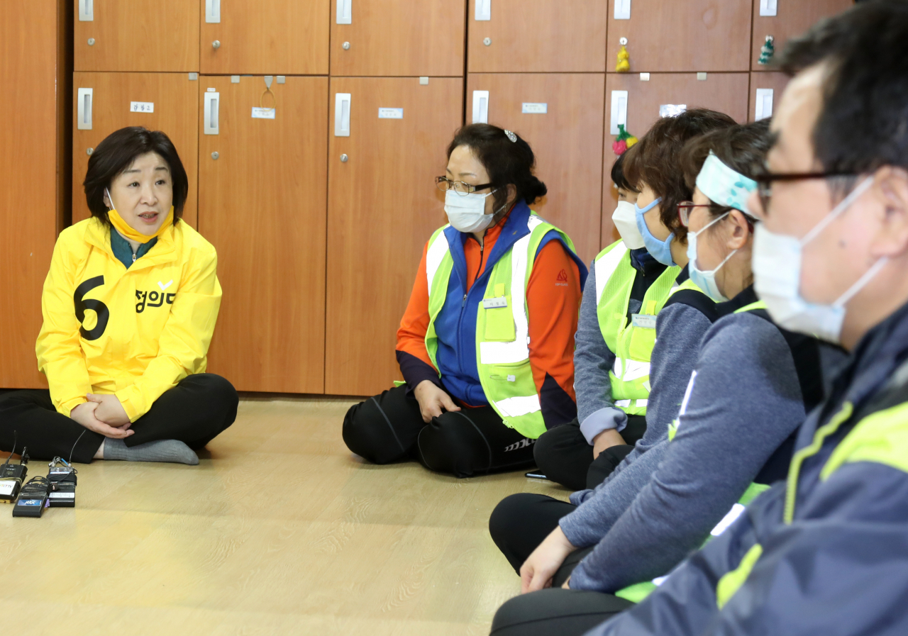 정의당 심상정(맨 왼쪽) 상임선대위원장과 김종민 공동선대위원장, 박원석 정책본부장 등이 2일 경기도 고양 지축차량기지를 방문, 지하철 청소·방역 업무를 막 마친 심야근무 노동자들을 격려하고 있다. [연합]