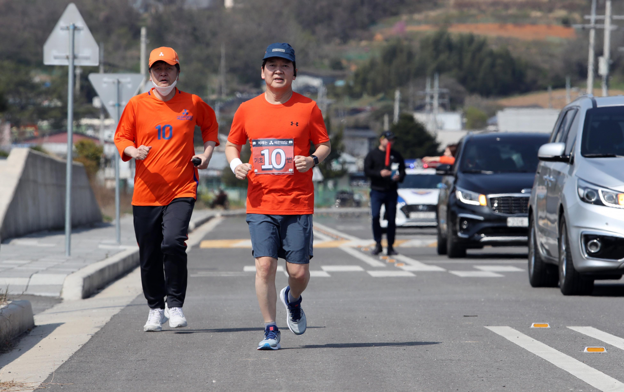 4·15 총선을 앞두고 국토 종주를 시작한 국민의당 안철수 대표가 2일 오전 전남 여수시 율촌면 율촌산단 도로를 달리고 있다. 안 대표는 수도권을 향해 오전과 오후에 2~3시간씩 달리며 하루에 30km씩 이동할 계획이다. [연합]