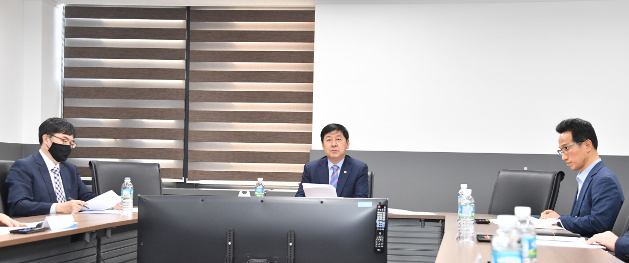 구윤철(가운데) 기획재정부 2차관이 2일 서울 광화문 정부서울청사에서 열린‘SOC 통합 기술마켓 점검회의’를 주재, 모두발언을 하고 있다.［기획재정부 제공］