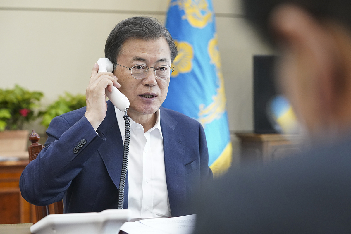 문재인 대통령이 2일 오전 청와대에서 이반 두케 마르케스콜롬비아 대통령과 통화하고 있다. [사진=청와대 제공]