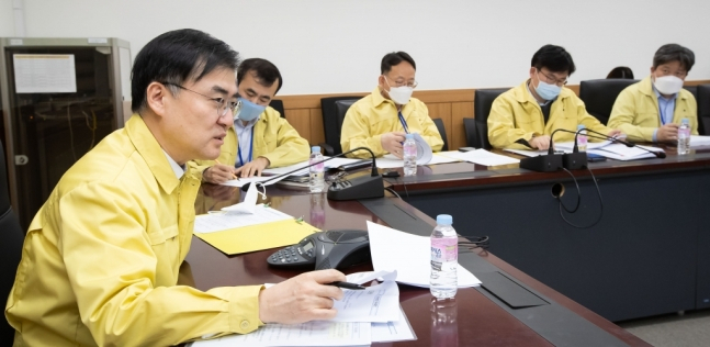 손병두 금융위원회 부위원장이 2일 서울 종로구 정부서울청사에서 금융상황 점검회의를 컨퍼런스콜로 열어 '민생·금융안정 패키지 프로그램 100조원+&alpha;' 준비상황을 점검하고 있다. [사진=금융위]