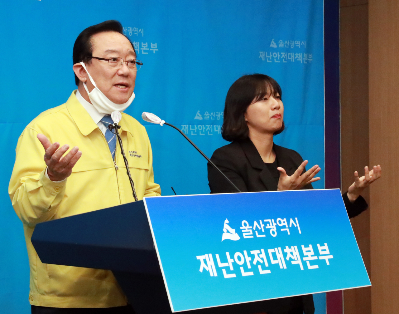 송철호 울산시장이 코로나19 정례브리핑을 통해 해외 입국자 관련 질의에 답하고 있다.