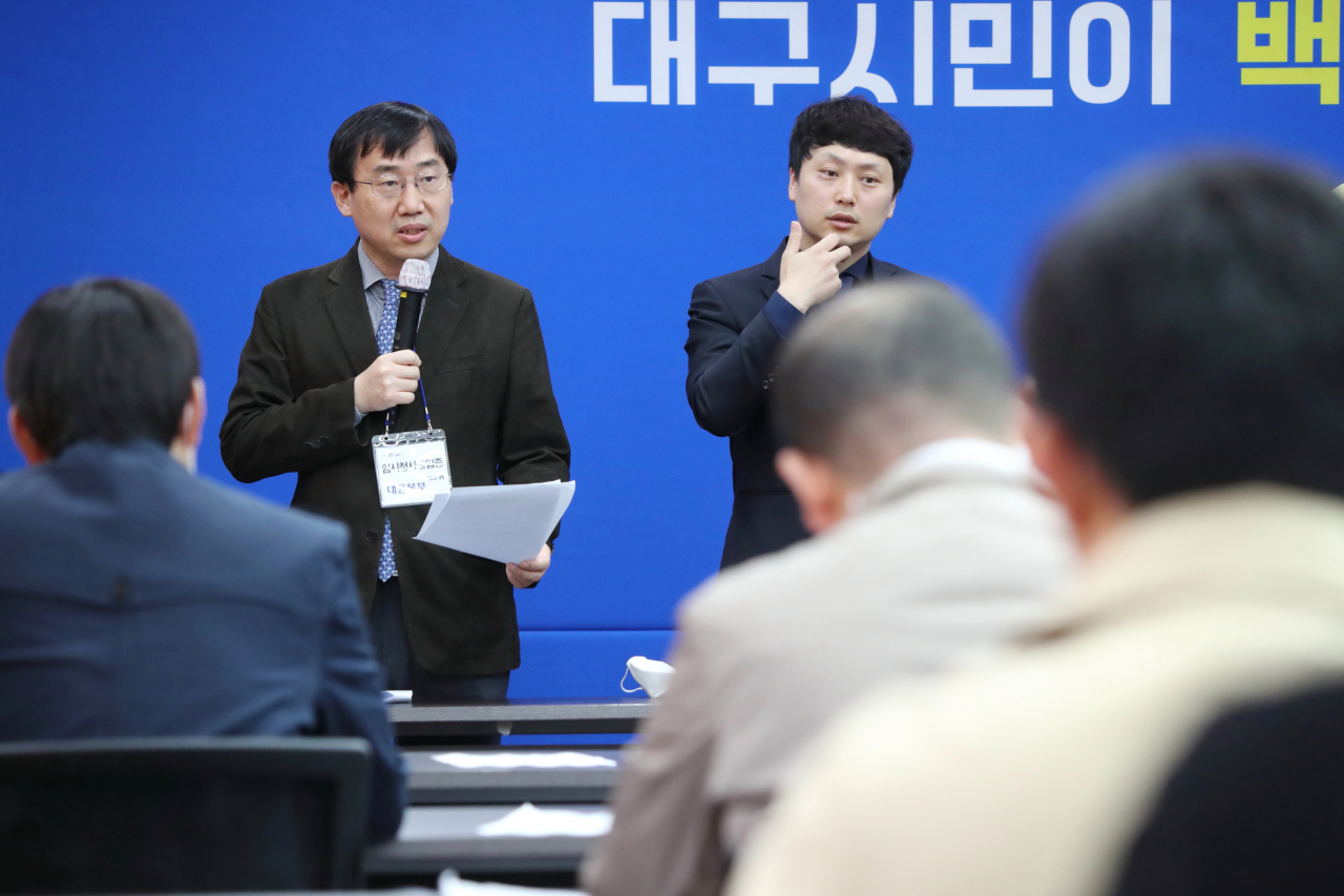 김신우 대구시 감염병관리지원단 단장이 2일 오전 코로나19 관련 브리핑에서 기자들 질문에 답을 하고 있다.[대구시 제공]
