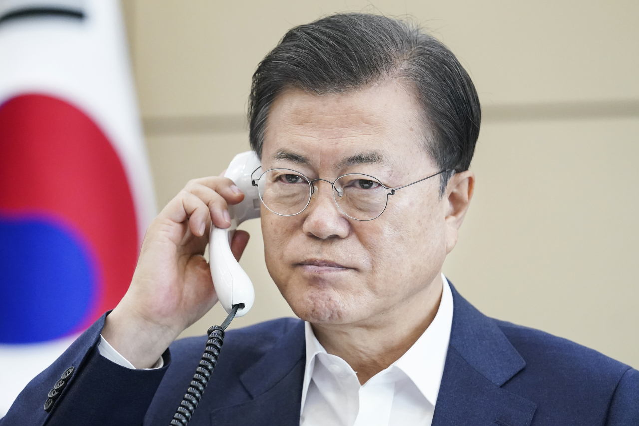 South Korean President Moon Jae-in holds a telephone conversation with Colombian President Ivan Duque (Yonhap)