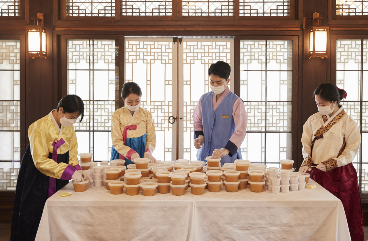 정성을 다해 의료진과 불우이웃들에게 전할 원기회복 음식을 만든뒤 포장하고 있는 한국의집(한국문화재재단 산하) 직원들.