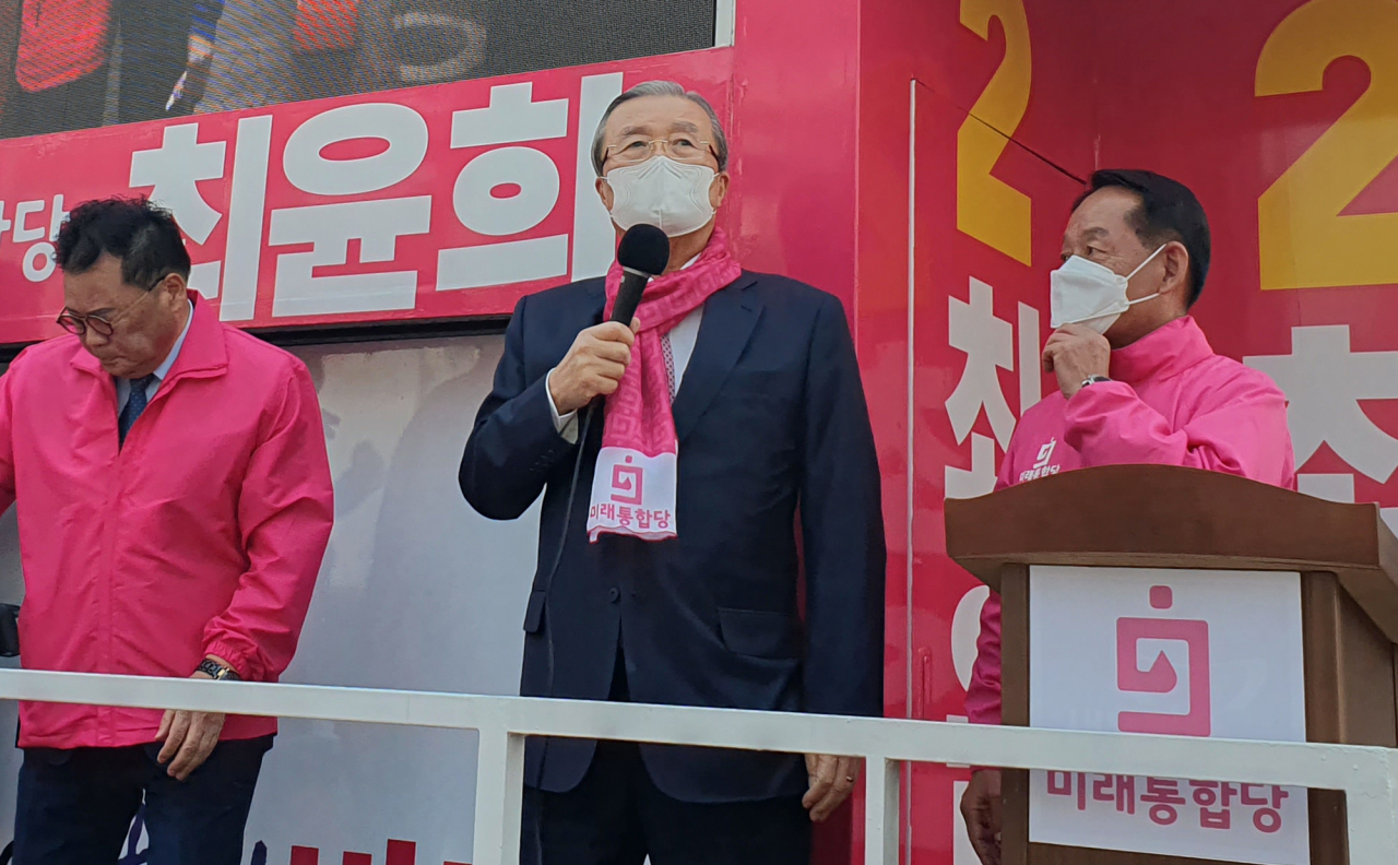 United Future Party election committee chief Kim Chong-in (center) attends a campaign event on Thursday. Yonhap
