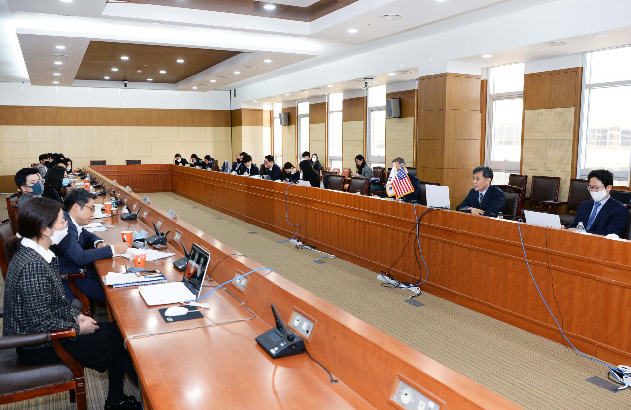 김승호(오론쪽 두번째) 산업통상자원부 신통상질서전략실장이 2일 미국 무역대표부(USTR)와 한미 자유무역협정(FTA) 제5차 공동위원회를 화상회의로 진행하고 있다.［산업통상자원부 제공］