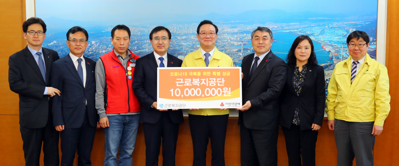 근로복지공단은 2일 울산시청을 방문해 임직원들이 자발적으로 모금한 성금 1000만원을 전달했다. 사진 왼쪽에서 네번째 강순희 근로복지공단 이사장, 다섯번째 송철호 울산시장. [근로복지공단 제공]