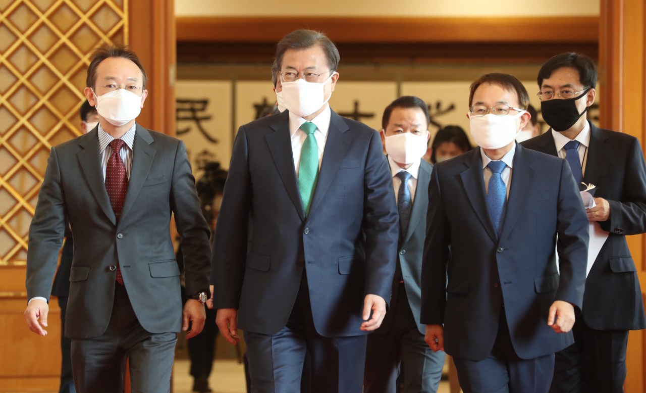 문재인 대통령이 2일 청와대 본관에서 정부위원회 위원장 등에게 위촉장을 수여한 뒤 환담장으로 이동하고 있다. 연합뉴스