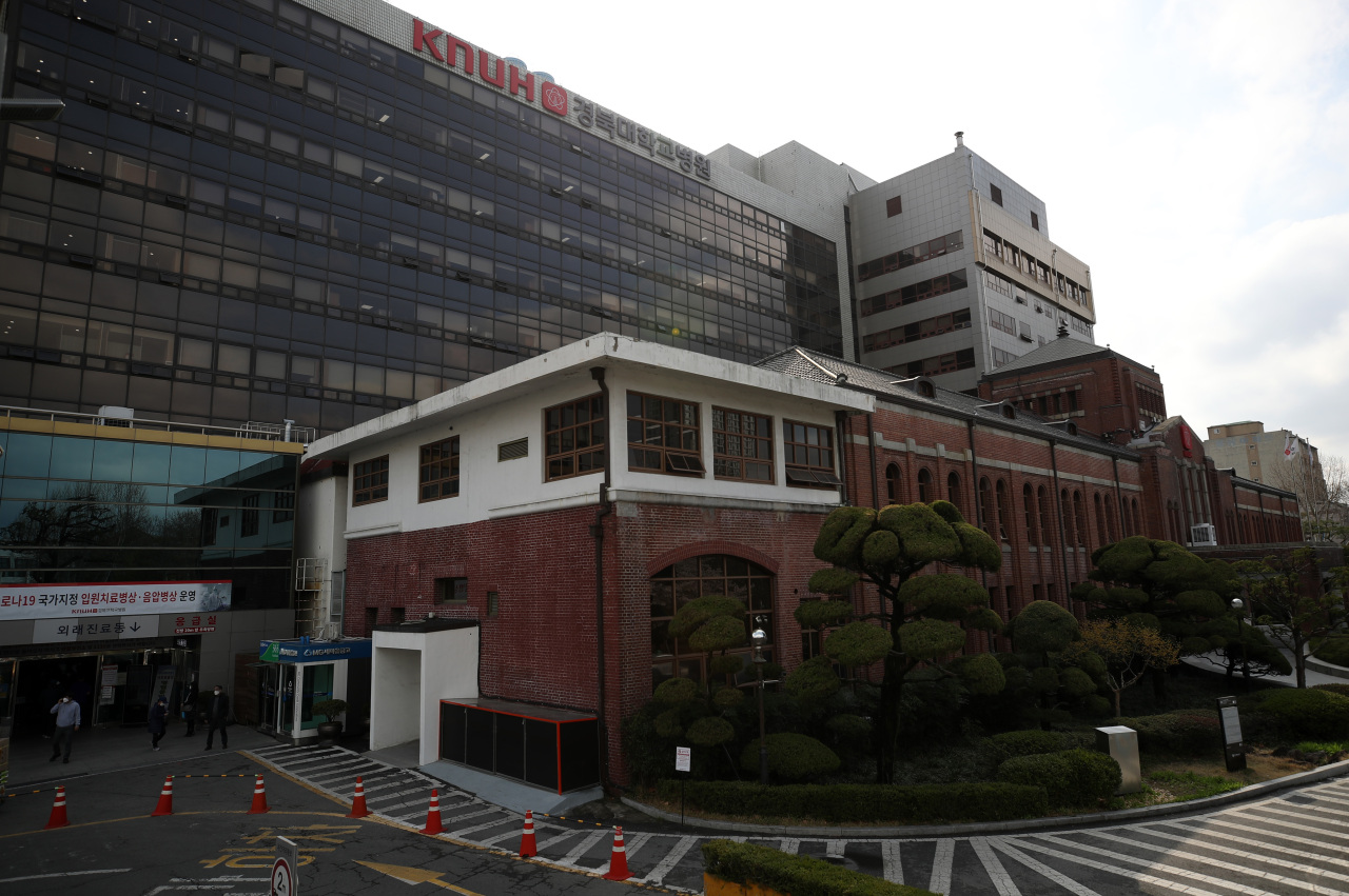 An internal medicine doctor with COVID-19 is receiving ICU care at a hospital in North Gyeongsang Province. (Kyungpook National University Hospital)