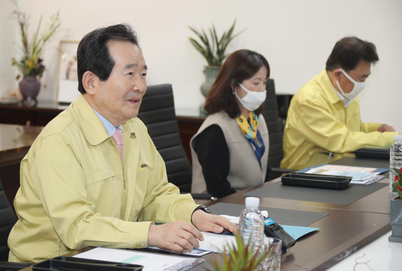 정세균(왼쪽 첫번째) 국무총리가 2일 오후 인천시 서구 인천초은고등학교를 방문해 신종 코로나바이러스 감염증(코로나19) 대응한 원격교육 현장을 방문해 참석자들과 대화하고 있다. ［연합］