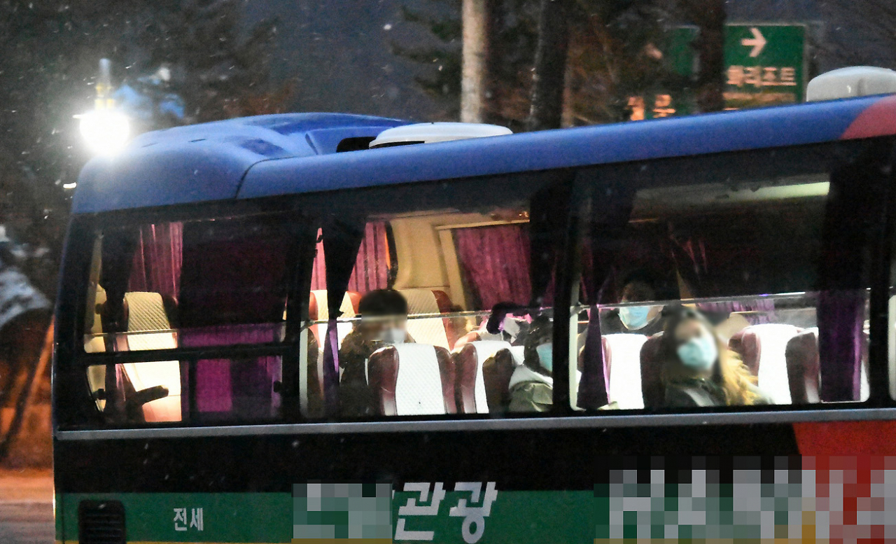 신종 코로나바이러스 감염증(코로나19) 사태로 인해 전세기로 귀국한 이탈리아 교민들을 태운 버스가 1일 오후 강원 평창 더화이트 호텔로 들어서고 있다. 이날 호텔에 도착한 교민들은 2주간 격리 생활을 이어갈 예정이다. [연합]