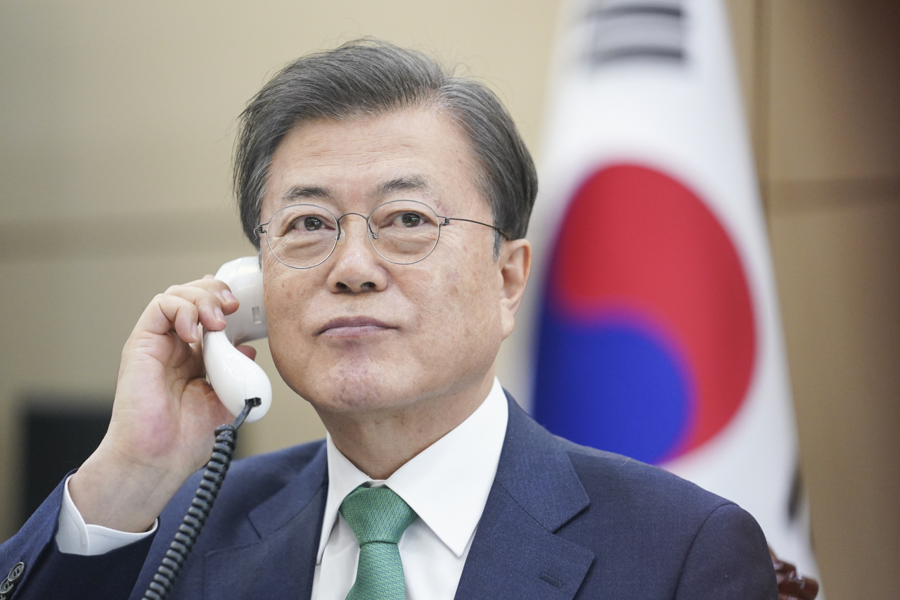 문재인 대통령이 2일 오후 청와대 여민관에서 메테 프레데릭센 덴마크 총리와 전화 통화하고 있다. [연합]