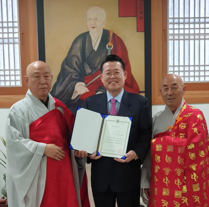 권기식 한중도시우호협회장이 2일 태고종 국제협력자문위원장 위촉장을 받고 기념촬영을 하고 있다.〈사진 왼쪽부터 호명 총무원장, 권기식 회장, 선혜성오 총무원 부원장〉