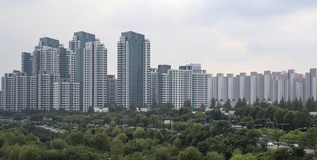 지난해 12·16 부동산 대책에 따른 대출규제와 보유세 부담 등으로 전세보증금에 월세를 추가로 내는 ‘반전세’(준전세)가 확산하고 있다. 서울 서초구 반포동 아파트 단지 모습 [연합]