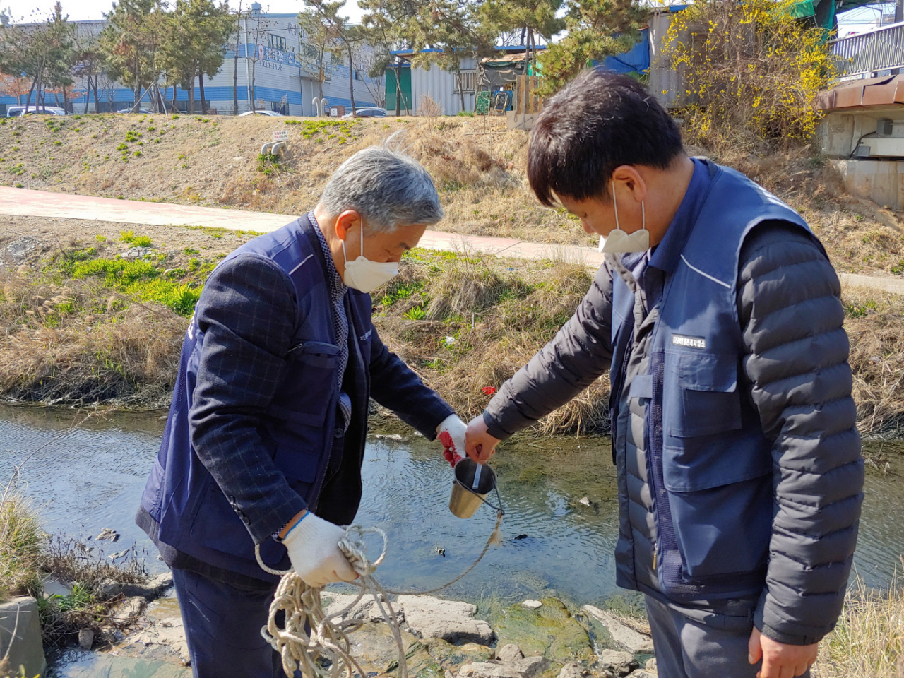 경기도는 폐수무단방류를 단속해 12개 업체를 적발했다. [경기도 제공]