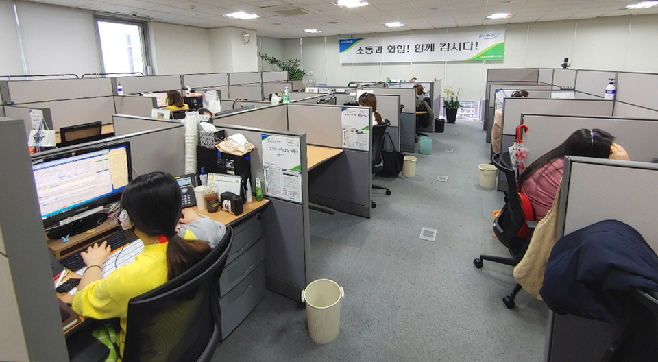 영들포구 권고에 따라 지역 내 콜센터가 책상 간격을 넓히며 ‘사회적 거리두기’에 동참하고 있다. [영등포구 제공]