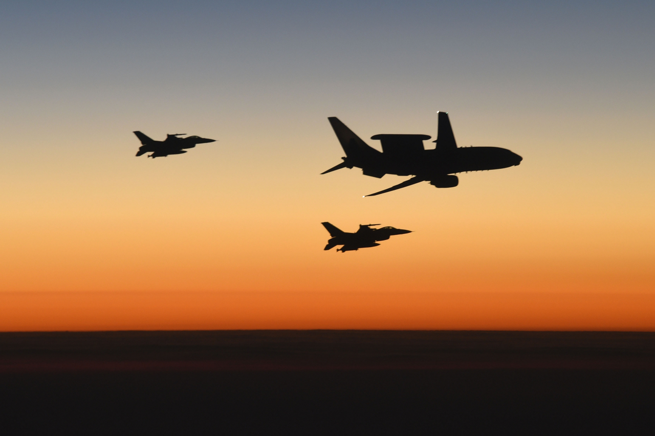 공중조기경보통제기 피스아이와 F-16이 비행하고 있다.[사진=공군]