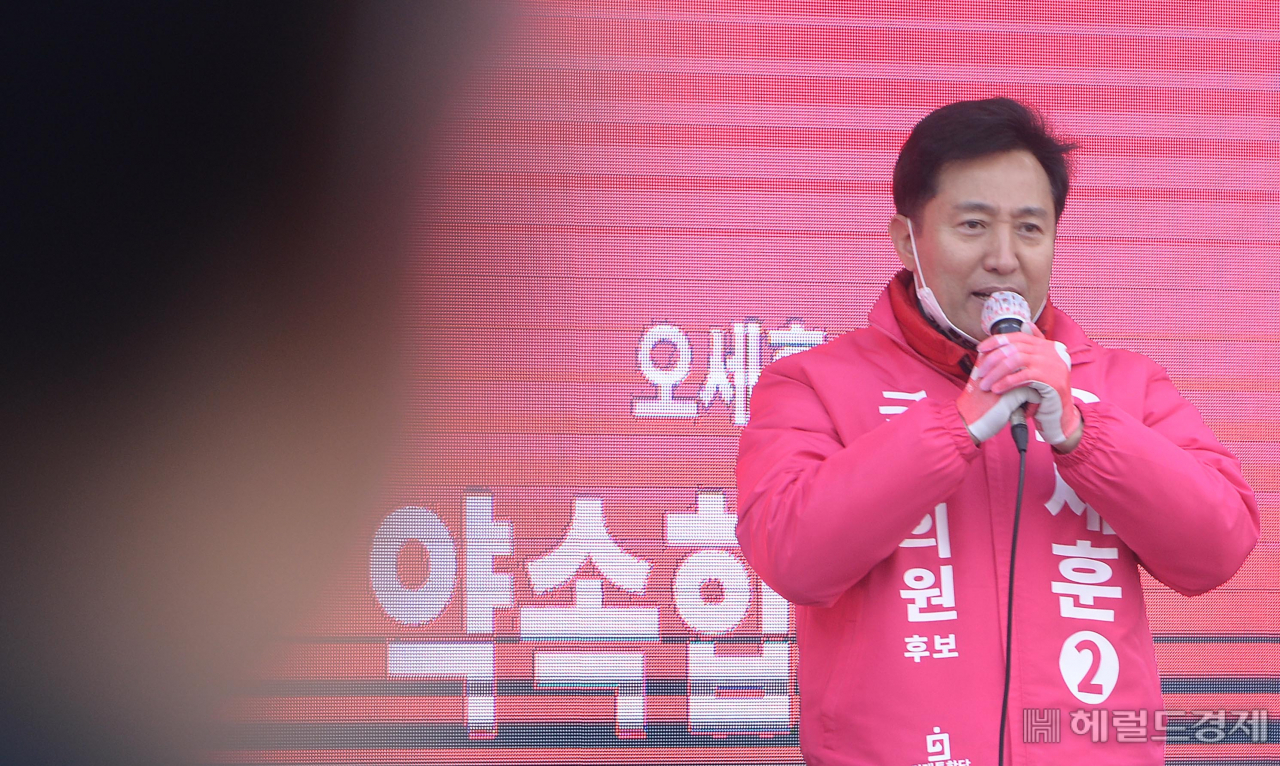 제21대 국회의원 총선거 광진을 지역구에 출마하는 오세훈 미래통합당 후보가 3일 오전 서울 광진구 강변역 앞에서 출근하는 시민들에게 지지를 호소하고 있다. [이상섭 기자/babtong@heraldcorp.com]