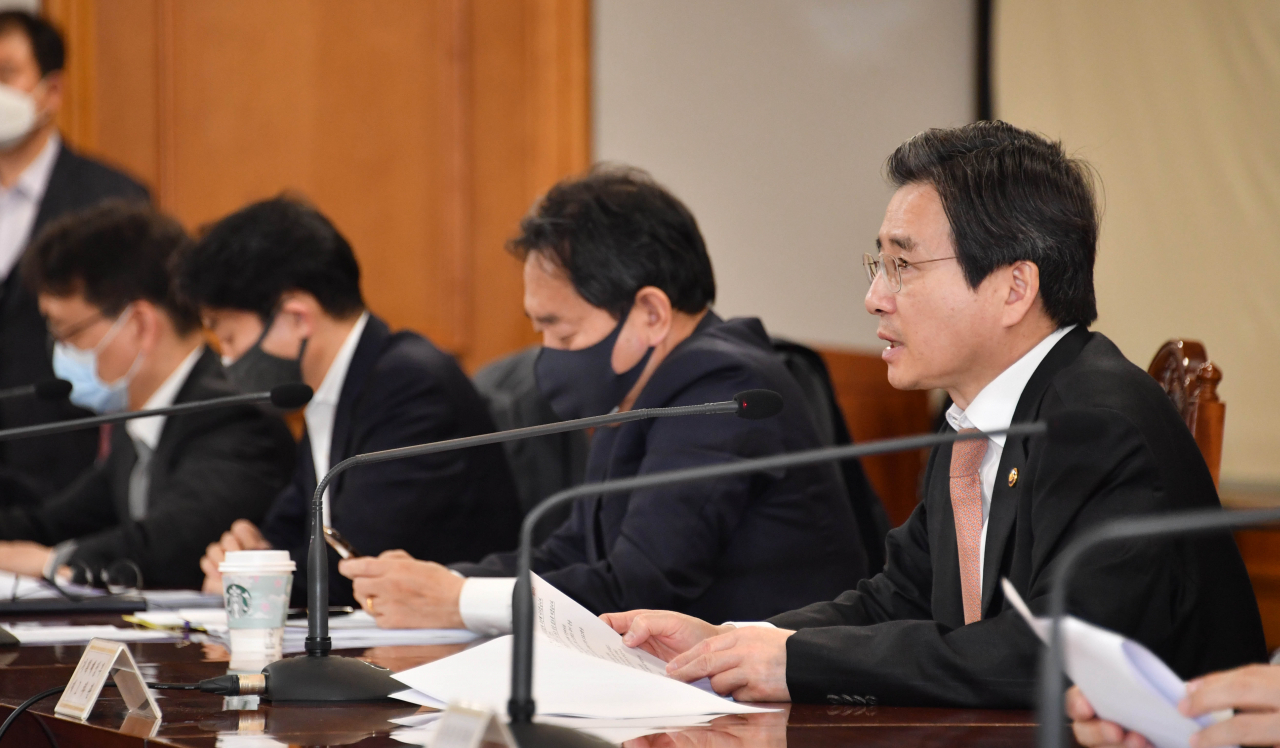 김용범 기획재정부 차관이 3일 서울 중구 은행연합회에서 열린 '거시경제금융회의'에서 발언하고 있다. 그는 이 자리서 "국민 경제적으로 중요한 기간산업이 위기를 헤쳐나가는 데 필요한 다양한 정책지원 방안을 검토하고 있다"고 말했다. [기획재정부 제공]