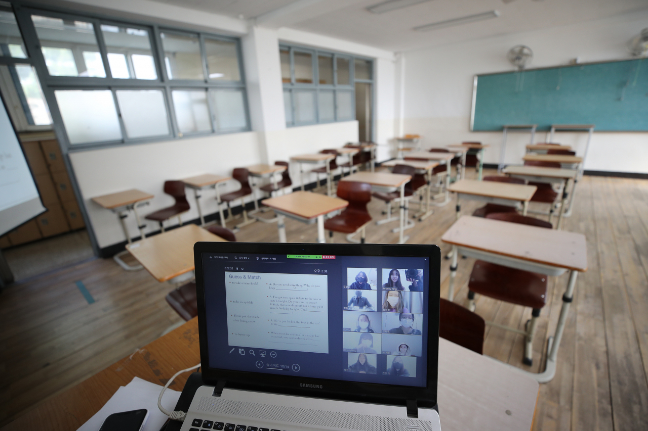 원격교육 시범학교로 지정된 서울 마포구 서울여자고등학교에서 학생들이 쌍방향 원격 수업을 듣는 모습이 교사의 노트북에 나타나고 있다. [사진=연합]