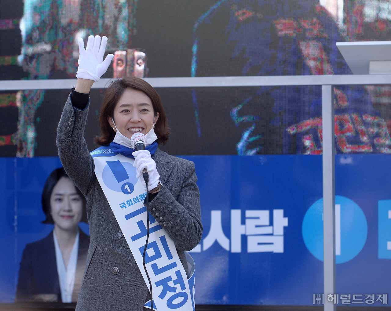 [헤럴드경제=이상섭 기자] 제21대 국회의원 총선거 광진을 지역구에 출마하는 고민정 더불어민주당 후보가 3일 오전 서울 광진구 건대입구역에서 출근하는 시민들에게 지지를 호소하고 있다. babtong@heraldcorp.com
