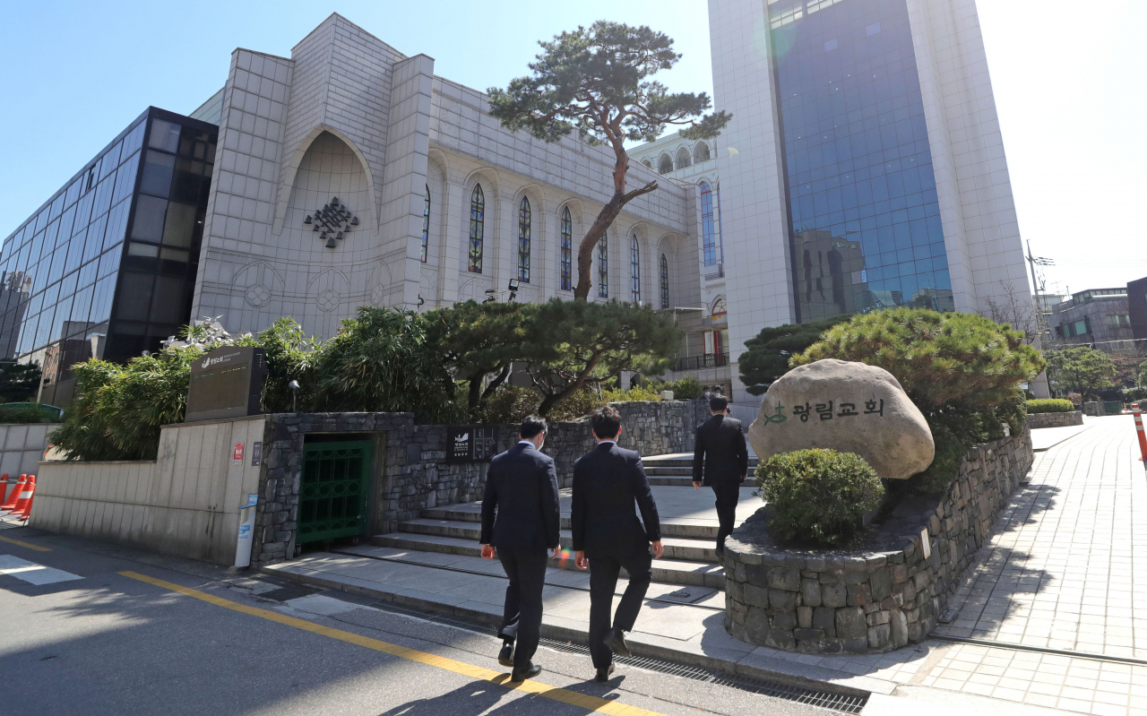 29일 코로나19 확산 예방을 위한 신도 간 거리 두기를 준수하며 현장예배를 진행한 서울 강남구 신사동 광림교회에서 신도들이 예배를 마친 뒤 이동하고 있다. 연합뉴스